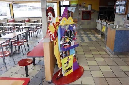 An empty branch of McDonald's is seen on the highway connecting Maracay with Caracas October 10, 2008. REUTERS/Jorge Silva