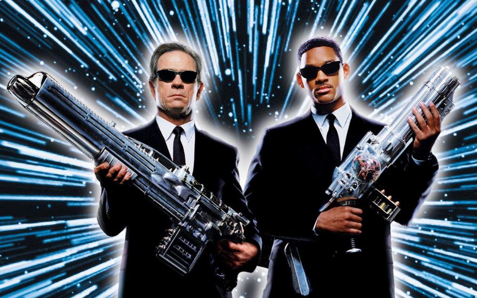 Die Agenten K (Tommy Lee Jones, rechts) und J (Will Smith) nehmen in &quot;Men in Black&quot; mit Superwaffen den Kampf gegen eine feindselige Alien-Kakerlake auf. (Bild: RTL / Columbia Pictures Industries)