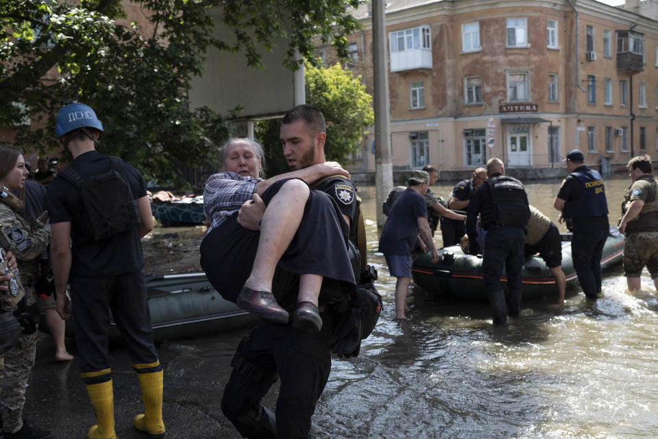 Bewohner werden aus einem überfluteten Viertel in Cherson evakuiert, nachdem der Kachowka-Damm gesprengt wurde. (Foto: Roman Hrytsyna/AP/dpa)