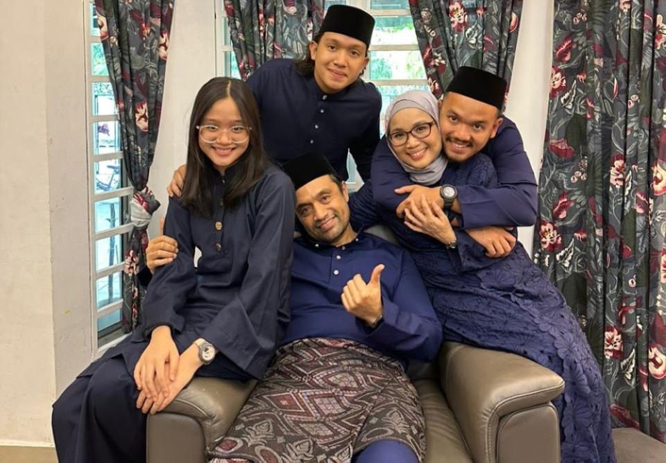 Sufina with hubby Nor Azam Jaafar (seated) and their three children Juani, 25 (first from right), Ameer, 20 and Nysreen, 18 during Hari Raya Haji. ― Picture courtesy of Wan Fatin Sufina