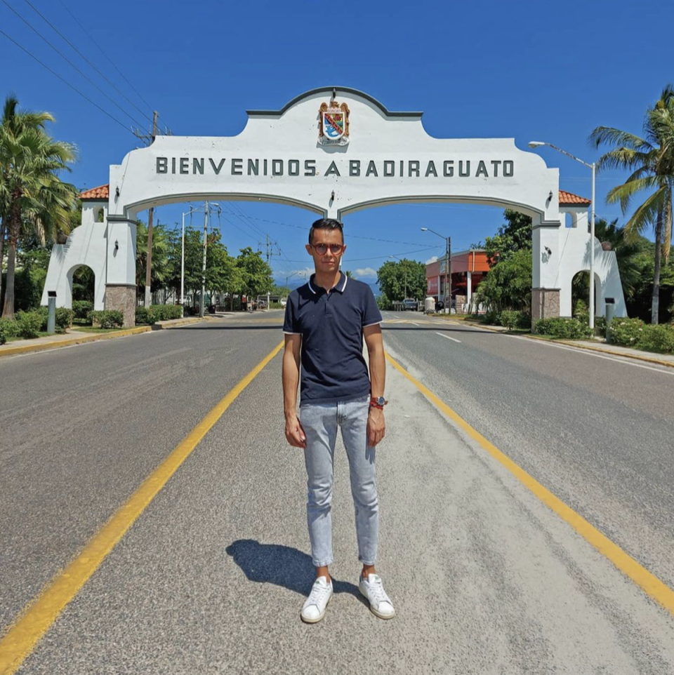 El periodista y escritor mexicano, José Luis Montenegro, visita el municipio de Badiraguato, lugar donde nació Joaquín “El Chapo” Guzmán (Instagram / @montenegrojluis)