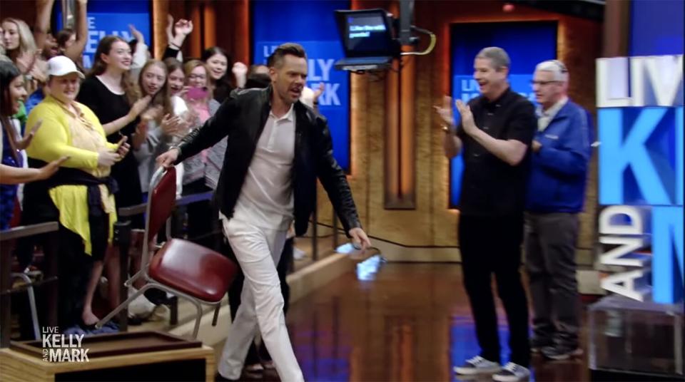 Joel McHale steals audience member's chair on 'Live With Kelly & Mark'