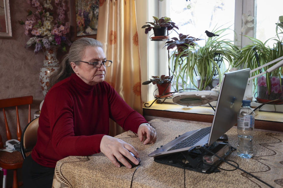 俄羅斯莫斯科郊外村莊的一名婦女15日在總統選舉期間使用筆記型電腦進行電子投票。（美聯社）