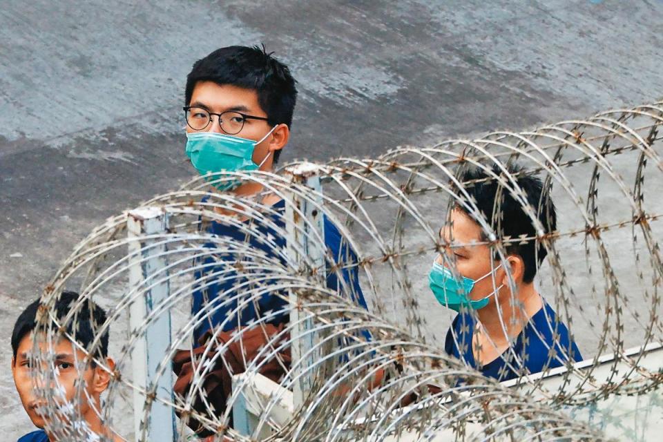 1月7日，黃之鋒在獄中再度遭到逮捕，並首度被控違反香港《國安法》中的「顛覆國家政權」。圖為2020年12月3日，黃之鋒在荔枝角收押所。（達志影像）