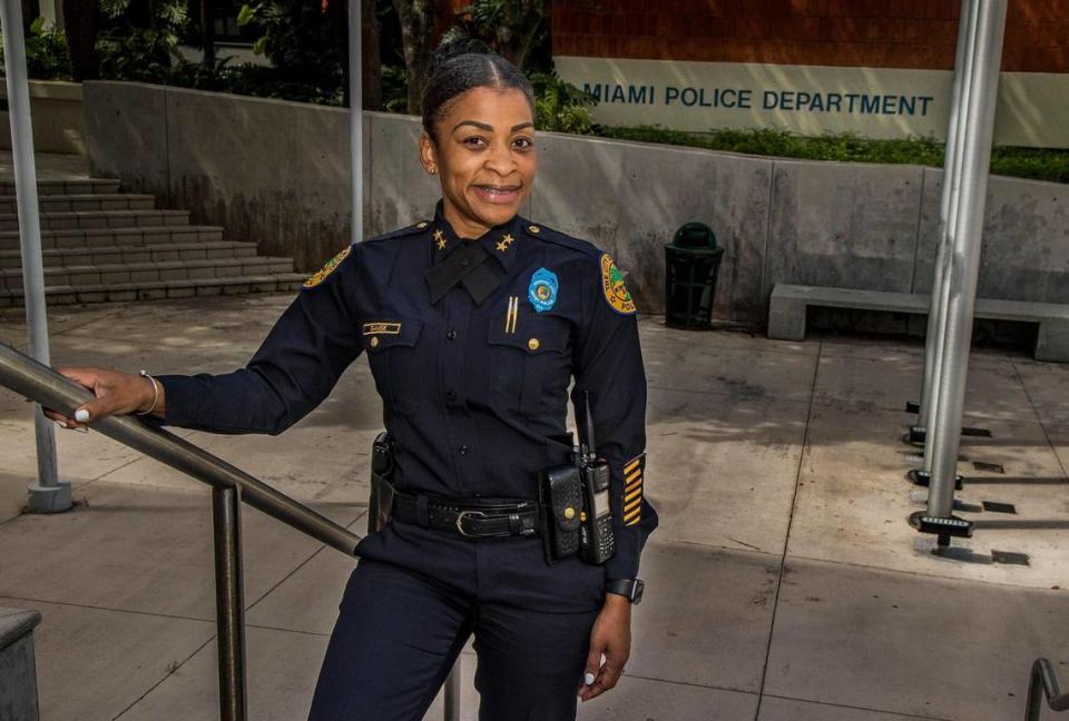 La subjefa de policía de Miami, Cherise Gause, es una de las dos únicas mujeres que han alcanzado ese rango en más de un siglo de actividad policial en Miami. Con casi tres décadas a sus espaldas y todas ellas en Miami, Gause lleva un año buscando un puesto de jefa en un campo históricamente dominado por hombres.