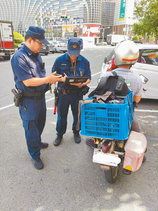 高市府交通局聯合警察局於20日至31日執行「高雄市交通大執法」，警方將針對酒後駕車、超速駕駛、路口不停讓行人、行人違規穿越馬路等4大重點項目加強取締。（洪浩軒攝）