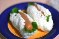 <p>Qui veut un sushi hot-dog ? Du riz en guise de pain, une véritable saucisse et le tour est joué. Ne reste plus qu’à déguster cette nouvelle déclinaison du sushi. Crédit photo : berrytravels </p>