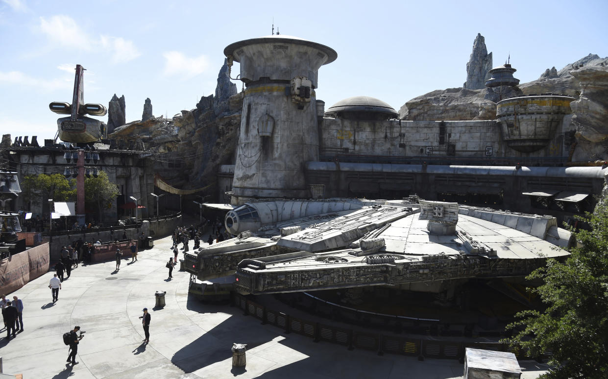 Una réplica del Halcón Milenario en la nueva tierra de Disneyland Star Wars: Galaxy's Edge, el miércoles 29 de mayo del 2019 en Anaheim, California. (Foto por Chris Pizzello/Invision/AP)