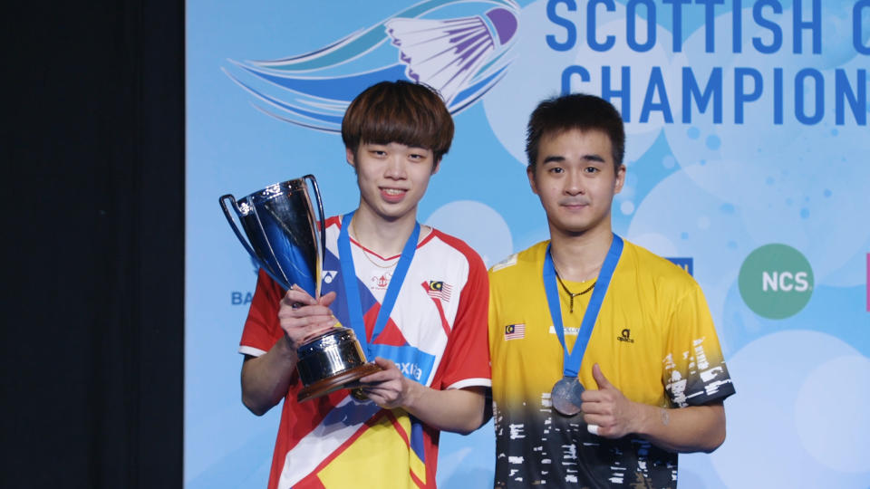 Tze Yong Ng (left) after winning the 2021 Scottish Open with runner-up Soong Joo Ven