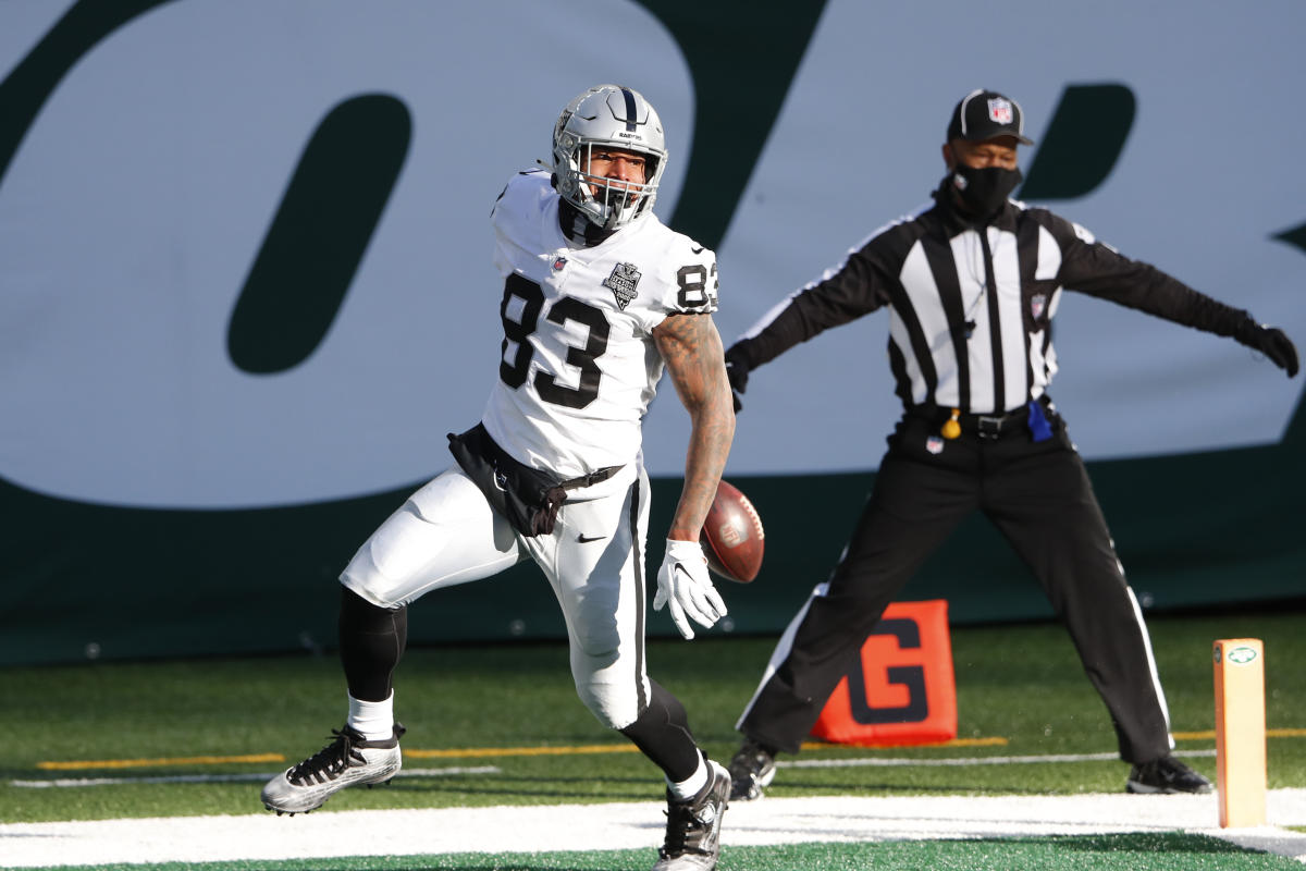 December 6, 2020, Las Vegas Raiders quarterback Derek Carr (4) celebrates  the touchdown with tight end Darren Waller (83) during the NFL game between  the Las Vegas Raiders and the New York