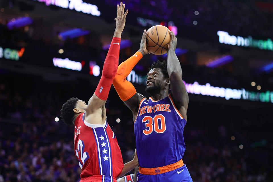 L'attaquant des New York Knicks Julius Randle dépasse l'attaquant des Philadelphia 76ers Tobias Harris lors de leur match plus tôt cette saison au Wells Fargo Center de Philadelphie le 4 novembre 2022. Les équipes se retrouvent le jour de Noël.  (Tim Nwachukwu/Getty Images) 