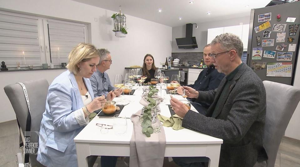 Nadine wartet gespannt die Reaktion von Marion (links) und Karsten (rechts) ab: Ist die scharfe Suppe essbar oder nicht?
 (Bild: RTL)