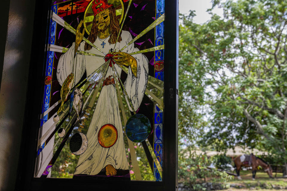 Una vidriera que representa una escena del vía crucis creada por la artista francesa Delphine Poulain cuelga en la iglesia de la Santa Cruz, en Hanga Roa, Rapa Nui o Isla de Pascua, el lunes 28 de noviembre de 2022. El año pasado, agradecida por las bendiciones que Rapa Nui le ha otorgado, Poulain ofreció un regalo: pinturas en vidrio que representan las 14 Estaciones de la Cruz en la iglesia católica, ubicada en la principal ciudad de la isla.(AP Foto/Esteban Felix)