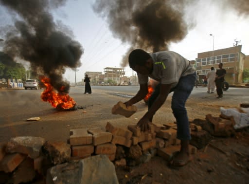 Sudanese protesters set up roadblocks in Khartoum to try and prevent authorities' attempts to break up the sit-in demanding civilian rule