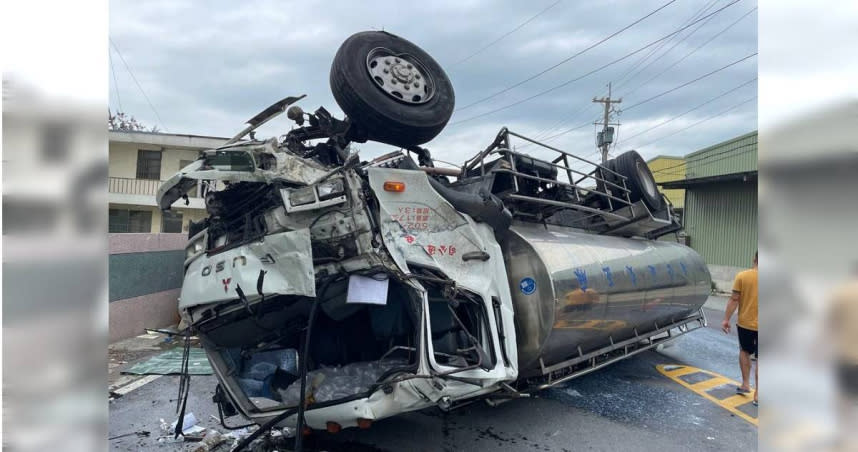 牛奶槽車行經桃園市觀音區忠孝路時，撞上路邊正起步的水泥車，當場翻覆牛奶灑一地。（圖／翻攝畫面）