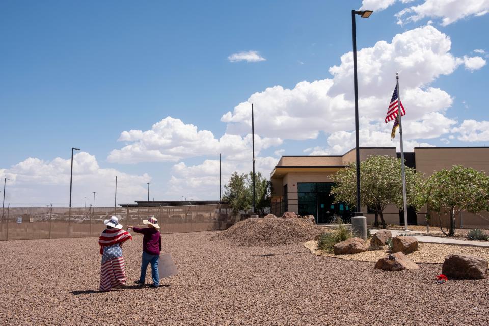 Dos mujeres cerca de un control fronterizo en Texas. (LUKE MONTAVON/AFP/Getty Images)