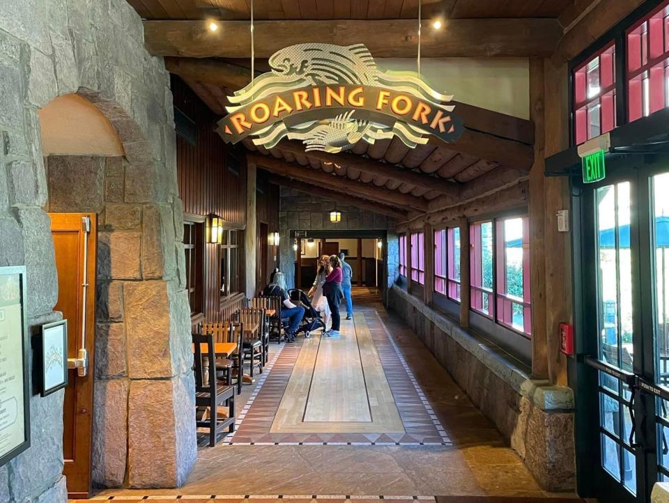 sign for roaring fork quick service spot at disney's wilderness lodge