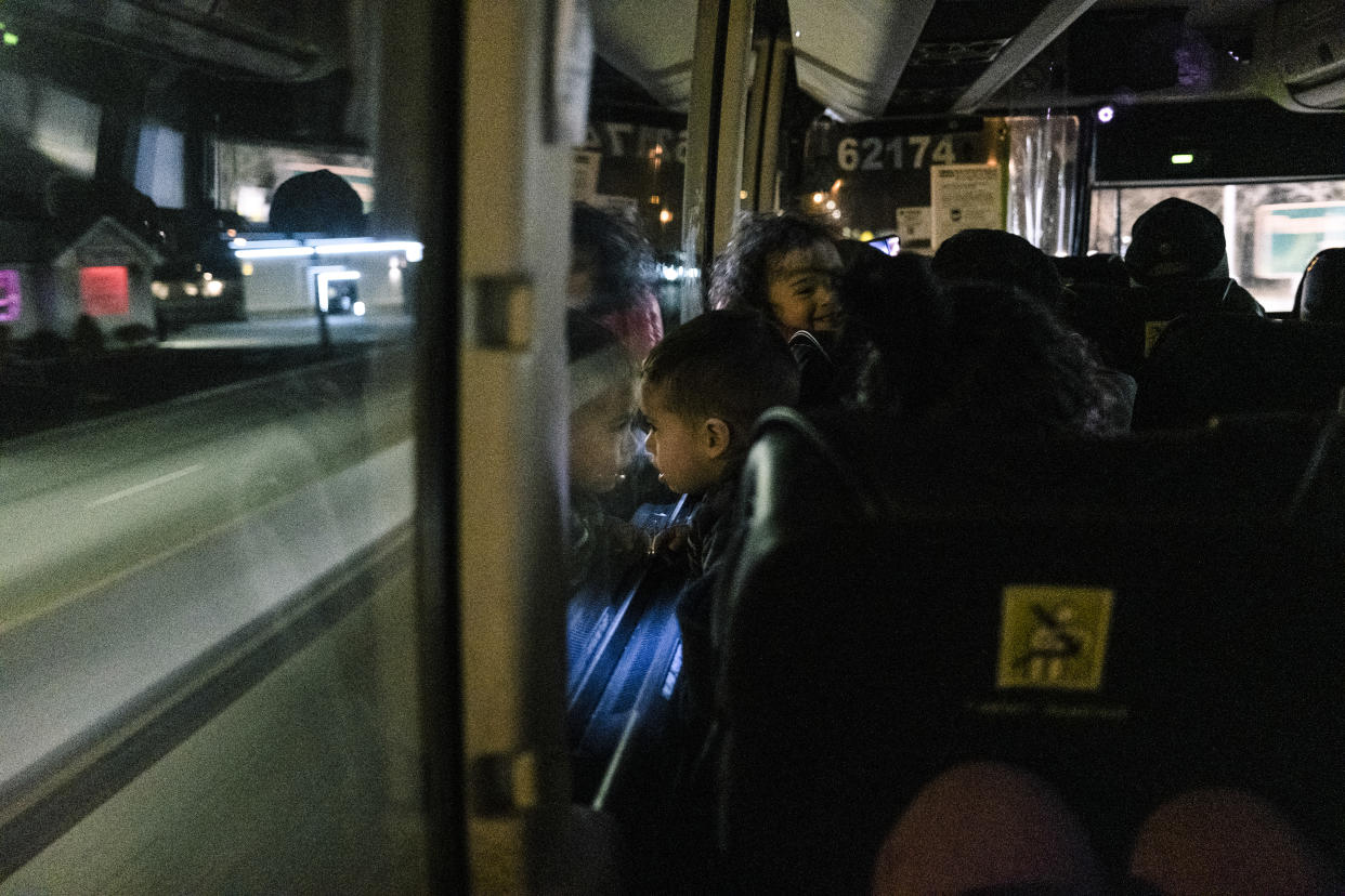 Damián Gutiérrez se asoma por la ventana de un autobús con dirección a Plattsburgh, Nueva York, de paso por Secaucus, Nueva Jersey, el 4 de febrero de 2023. (José A. Alvarado Jr./The New York Times).