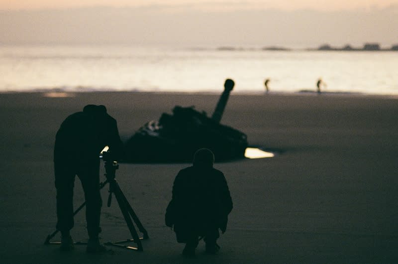 紀錄片「金門」入圍奧斯卡 在地攝影師參與 紀錄片「金門」（Island in Between）入圍第96屆奧斯 卡金像獎「最佳紀錄短片」，導演江松長啟用金門在 地的攝影師陳彥霖，拍攝陷入沙灘的坦克車。 （CNEX提供） 中央社記者林宏翰傳真  113年3月9日 
