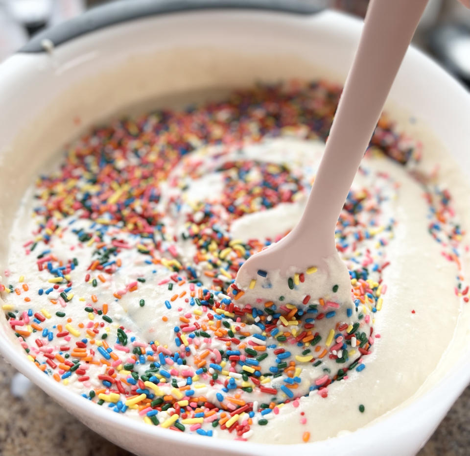 Sprinkle cake mix.