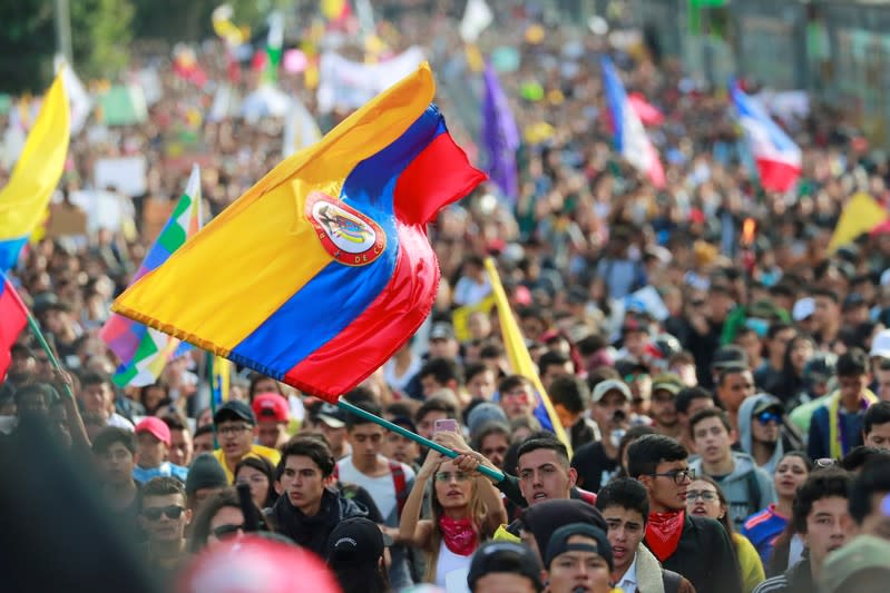 Manifestantes marchan en una huelga nacional para protestar contra las políticas del gobierno por una céntrica calle de Bogotá