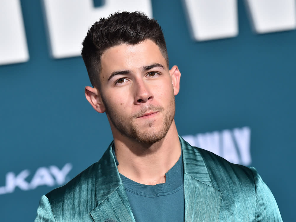 Nick Jonas kennt sich mit Sportverletzungen aus (Bild: DFree / Shutterstock.com)