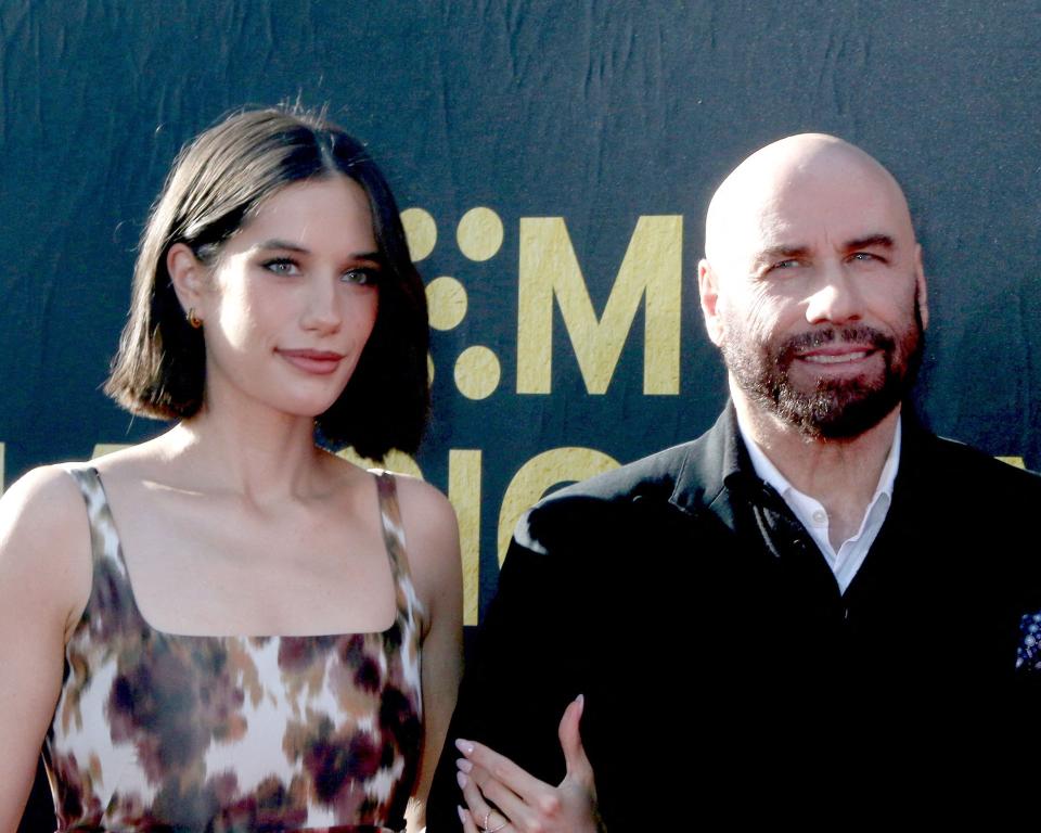 John Travolta et sa fille Ella Bleu font sensation sur le tapis rouge