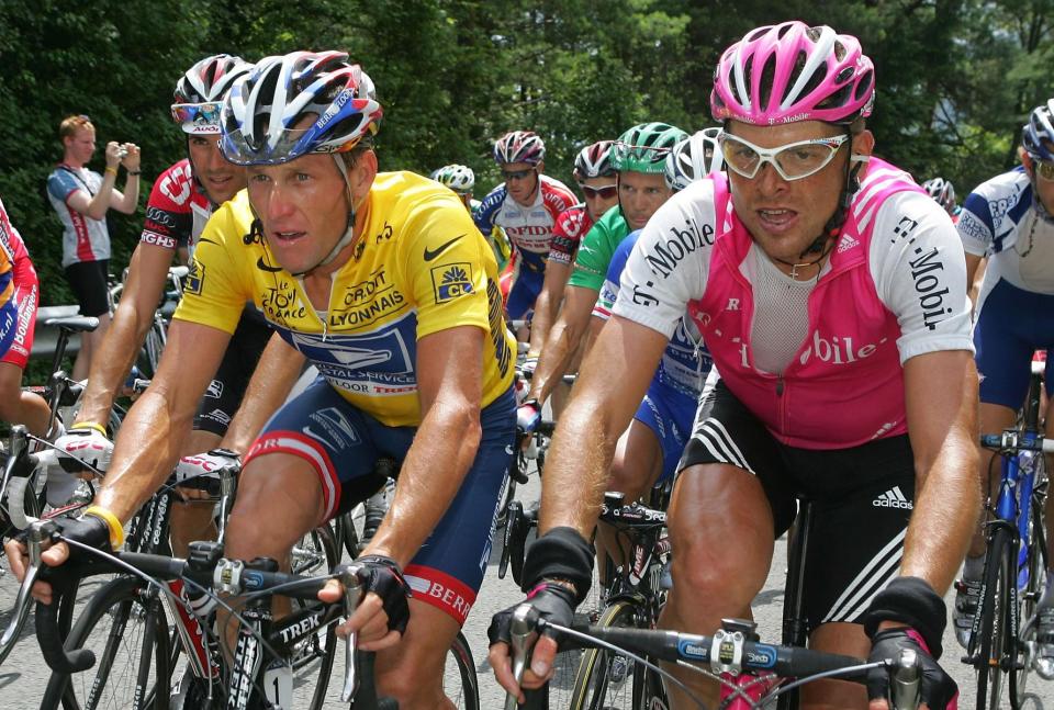Lance Armstrong und Jan Ullrich begeisterten eine ganze Generation, doch sie fuhren ein dunkles Geheimnis mit sich herum. Der deutsche Radstar war in den Skandal um den Dopingarzt Eufemiano Fuentes verwickelt. Armstrong hatte sich über die Jahre ein eigenes Doping-Netzwerk aufgebaut, das 2012 aufflog.