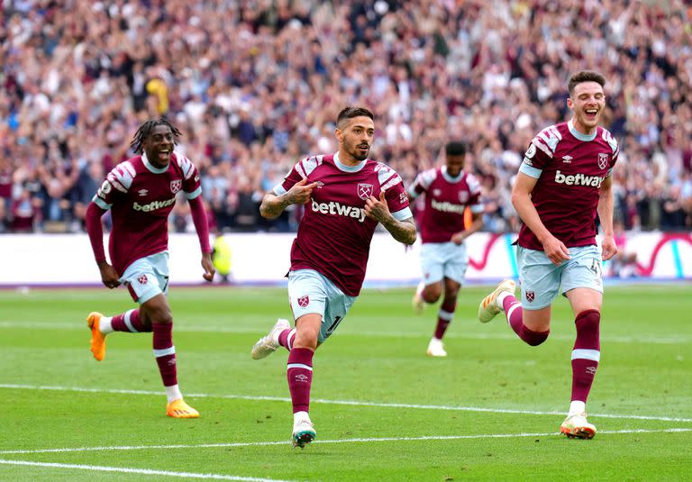 Lanzini corre hacia la tribuna para compartir el festejo de su gol