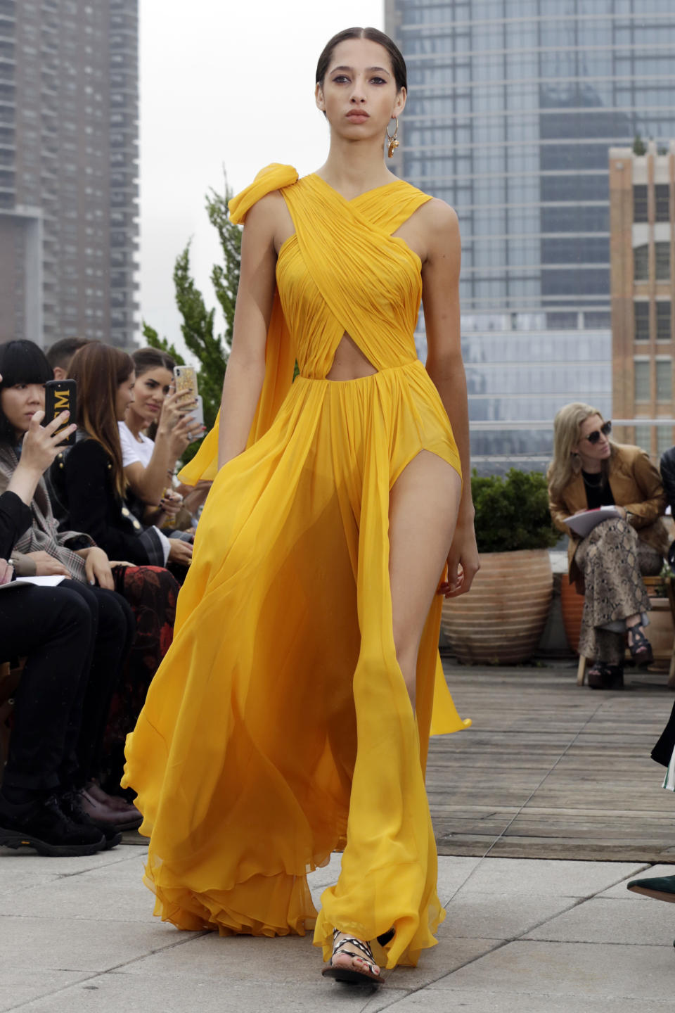 Una modelo presenta piezas de la colección primavera 2019 de Oscar de la Renta durante la Semana de la Moda en Nueva York, el martes 11 de septiembre de 2018. (Foto AP/Richard Drew)