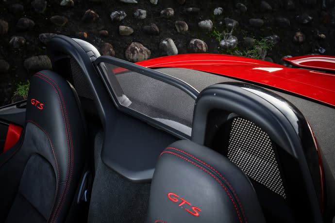  718 Boxster GTS在時速50km/h內可在10秒完成開關篷，而在開蓬時後座的擋風板能讓駕駛者在徜徉日光下，仍保持頭髮的造型。版權所有/汽車視界