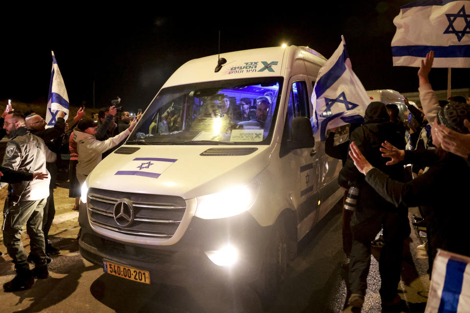 以色列人質從加薩地帶獲釋，他們乘坐汽車抵達以色列南部的奧法基姆軍事基地，支持者歡迎他們。（法新社）