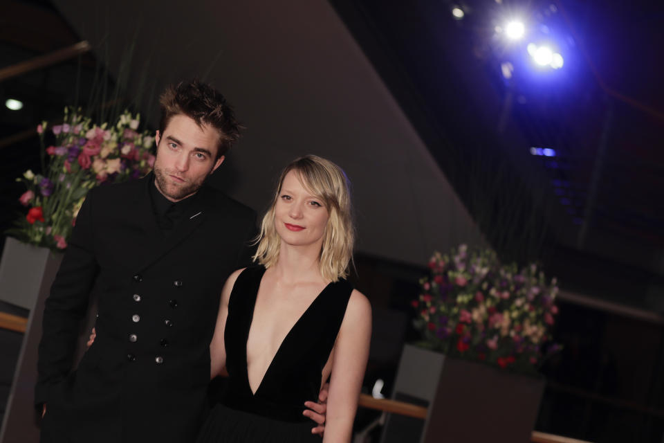 Pattinson und seine Kollegin Mia Wasikowska auf dem Roten Teppich. (Bild: AP Photo)