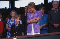 <p>Prinzessin Diana und ein junger Prinz William sehen sich 1994 das Damen-Finale im Dameneinzel in Wimbledon an. (Getty Images)</p> 