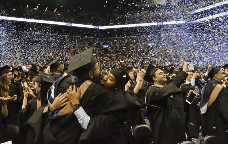 Die Abschlussfeier eines Colleges in New York. Für viele junge Menschen ist dies der größte Erfolg ihres bisherigen Lebens. (Bild: AP Photo)