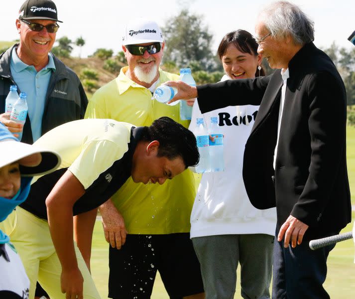 三花棉業董事長施純鎰(右)潑水慶賀洪健堯蟬聯冠軍。葉勇宏攝