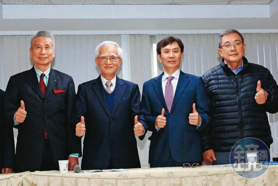 盧明光（左2）宣示5年內將大同營收從2百億元衝上千億元，至於大同雄厚的土地資產，則交給王光祥（左1）負責。
