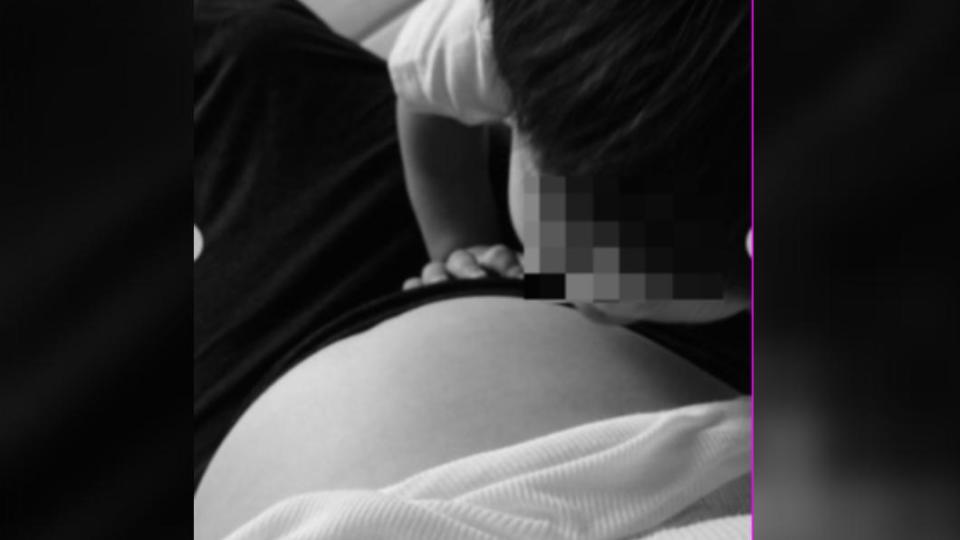 廖曉喬曬出兒子親吻孕肚的照片。（圖／翻攝自廖曉喬IG）