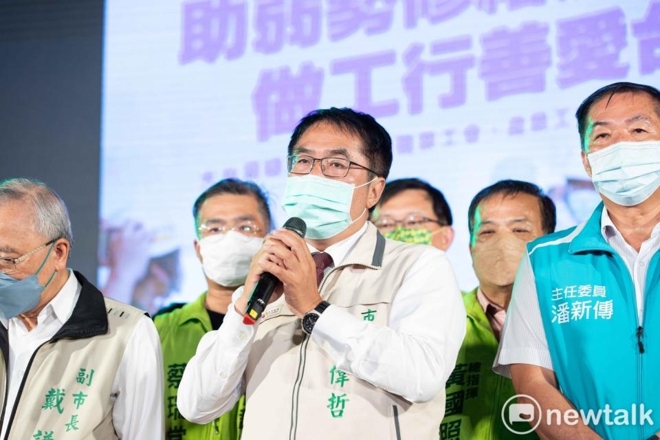 台南市長黃偉哲在自行宣佈當選後表示，感謝支持他的朋友們，他們的熱情與鼓勵，是他繼續打拚的動力；感謝沒有支持也的朋友們，他們的批評與指教，他都會虛心接受，成為更好的市長，造就一個更好的台南。   圖：黃偉哲競總/提供