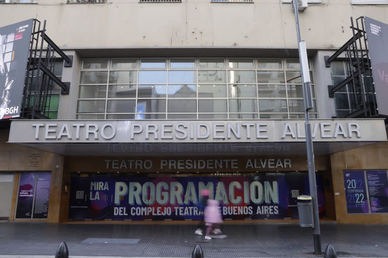 La fachada del teatro, luego de su incendio, luce como en sus mejores tiempos pero hace más de 2900 días que no hay actividad puertas adentro