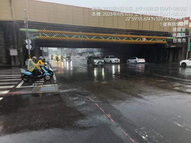 11：10永康區復興路與高速一街口轉角處積水已退水。翻攝自黃偉哲臉書
