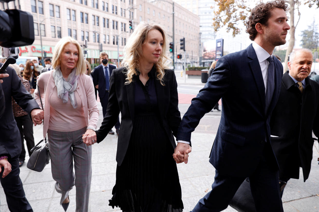 Theranos founder Elizabeth Holmes arrives with her family and partner Billy Evans to be sentenced on her convictions for defrauding investors in the blood testing startup at the federal courthouse in San Jose, California, U.S., November 18, 2022.  REUTERS/Brittany Hosea-Small