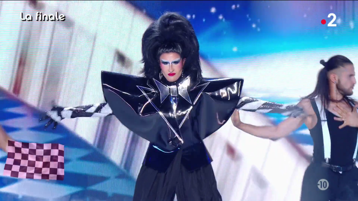 Sara Forever sur la scène du Grand Rex, lors de la finale de « Drag Race France », saison 2.