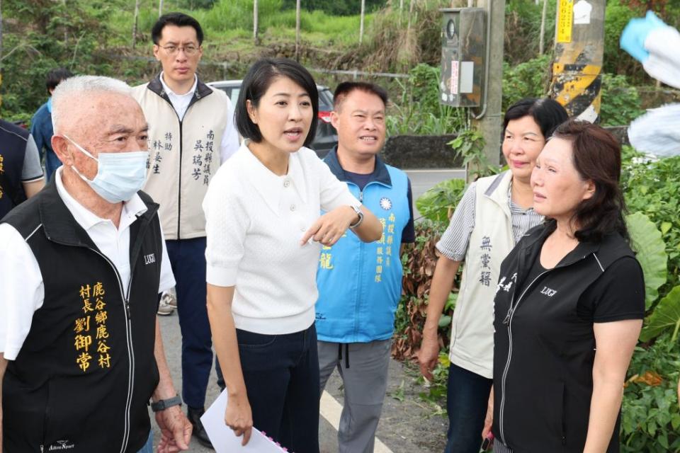 許縣長踏勘路谷鄉多處道路排水等改善工程。(記者陳朝枝攝)