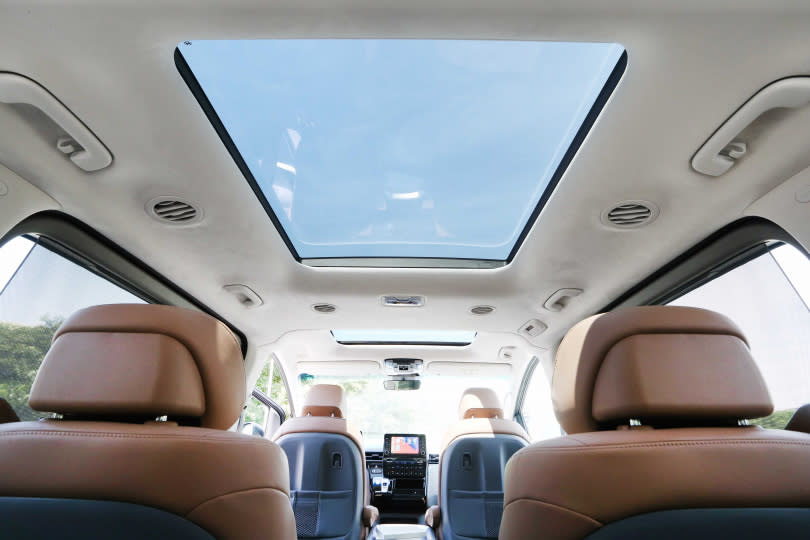 車室內可見到頂部的全景天窗，也顧慮到了後座乘客的視覺享受。(圖/趙世勳攝)