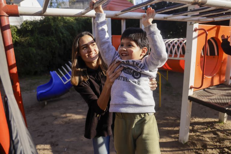 Axel Baez, que tiene cinco años y tiene trastorno del espectro autista, juega con su mamá Carla