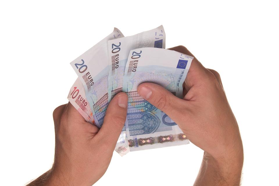 <p>Obviamente, el sueldo se encuentra también entre los factores que más repercuten en la felicidad de los trabajadores. No solo por la importancia que tiene para su vida personal, sino porque un buen salario les hará sentirse valorados por la empresa. (Foto: <a rel="nofollow noopener" href="http://pixabay.com/es/euro-dinero-pagar-427533/" target="_blank" data-ylk="slk:Pixabay" class="link ">Pixabay</a> / niekverlaan). </p>