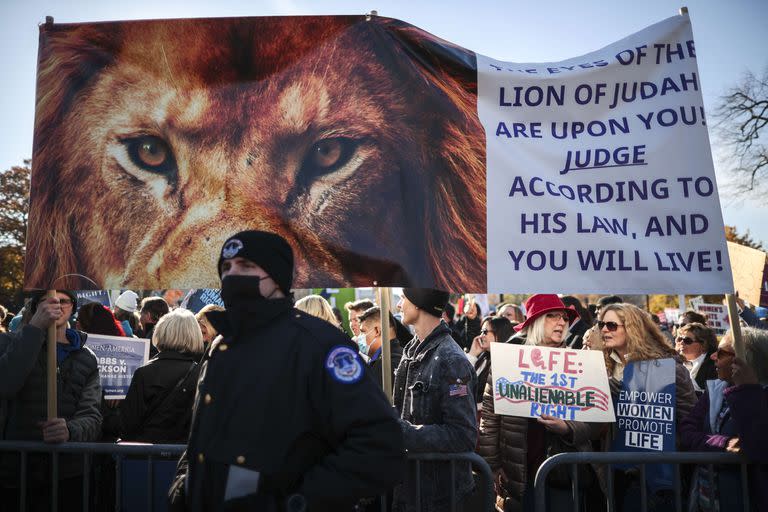 Manifestantes pro y anti aborto en Washington