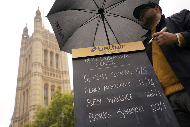 Un corredor toma las apuestas sobre quién será el próximo primer ministro británico luego de que Liz Truss renunció el jueves 20 de octubre de 2020, en Londres. (AP Foto/Alberto Pezzali)