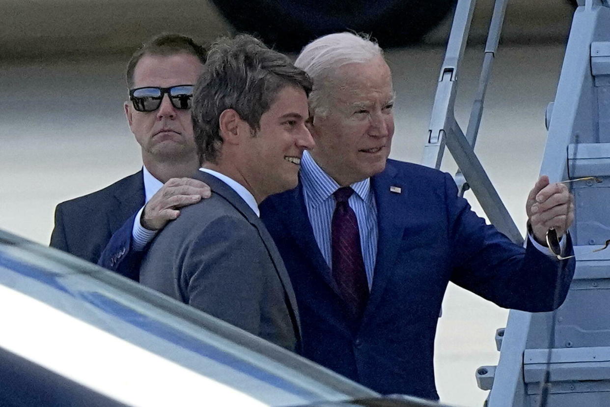 Le président américain Joe Biden a été accueilli par le Premier ministre Gabriel Attal à l'aéroport de Paris Orly ce mercredi 5 juin 2024.  - Credit:Michel Euler/AP/SIPA